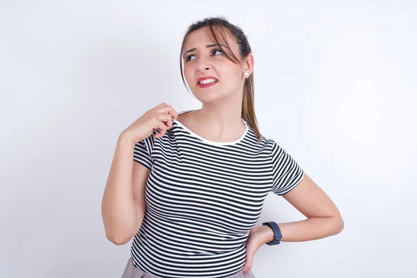 Joven Mujer Árabe Vistiendo Camiseta Rayas Sobre Fondo Blanco Mirando —  Fotos de Stock