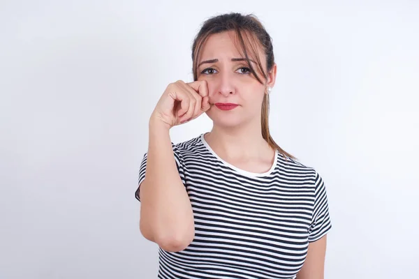 Joven Mujer Árabe Vistiendo Camiseta Rayas Sobre Fondo Blanco Llorando — Foto de Stock