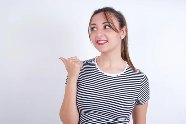 Jovem Bela Mulher Caucasiana Vestindo Shirt Apontando Para Trás Estúdio — Fotografia de Stock