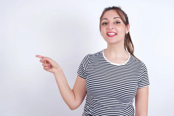 Jovem Bela Mulher Caucasiana Vestindo Shirt Pinting Estúdio — Fotografia de Stock