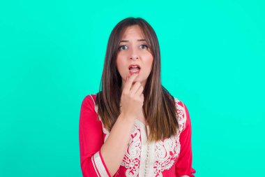 Şaşırmış genç, şaşkın, güzel, beyaz bir kadın şaşkınlıktan ağzı açık, ani haberler üzerine tepki veriyor..