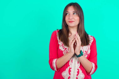 Çekici, genç, güzel, beyaz bir kadın el ele tutuşup bir fikir üretiyor. Bana bak.