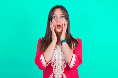 Korkmuş genç beyaz bir kadın dükkandaki, insani ve insani duygular konseptindeki fiyatlarla şok oldu.