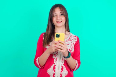 Genç, güzel, beyaz bir kadın başarıyı kutlarken selfie çekiyor.