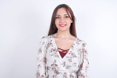  Güzel, ışıltılı gülüşü olan bir kadın. Pozitif duygu kavramı