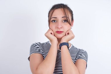 Üzgün, genç, beyaz yüzlü, güzel bir kadının portresi.