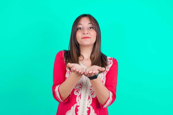 Joven Hermosa Mujer Caucásica Sosteniendo Algo Con Las Palmas Abiertas — Foto de Stock