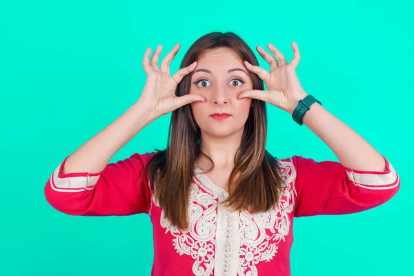 Young Beautiful Caucasian Woman Keeping Eyes Opened Find Success Opportunity — Stock Photo, Image