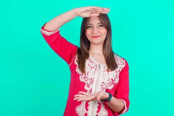 Giovane Bella Donna Caucasica Gesticolare Con Mani Che Mostrano Segni — Foto Stock