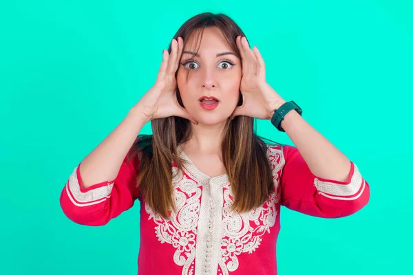 Young Beautiful Caucasian Woman Scared Expression Keeps Hands Head Jaw — Stock Photo, Image