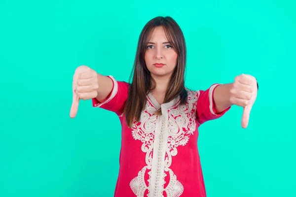Ung Vacker Kaukasiska Kvinna Som Upprörd Visar Tummen Ner Med — Stockfoto