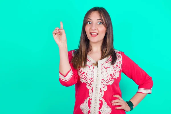 Junge Schöne Kaukasische Frau Mit Erhobenem Zeigefinger Und Posierender Idee — Stockfoto