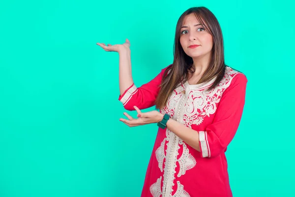 Junge Schöne Kaukasische Frau Die Mit Beiden Händen Zur Seite — Stockfoto
