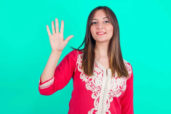 Молода Красива Біла Жінка Показує Вказує Пальцями Номер Ять Посміхаючись — стокове фото