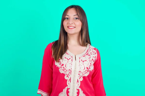 Junge Schöne Kaukasische Frau Mit Einem Fröhlichen Und Kühlen Lächeln — Stockfoto