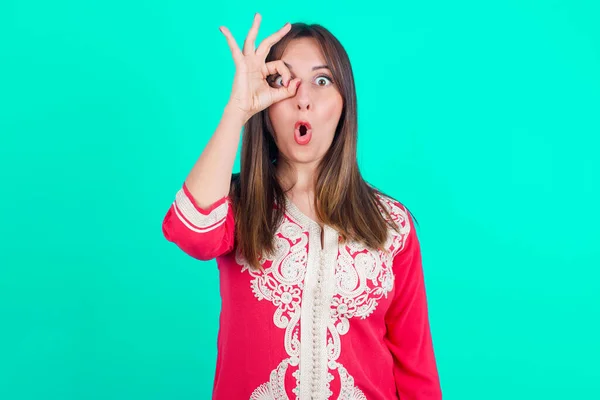 Jovem Bela Mulher Marroquina Vestindo Vestido Tradicional Caftan Sobre Fundo — Fotografia de Stock