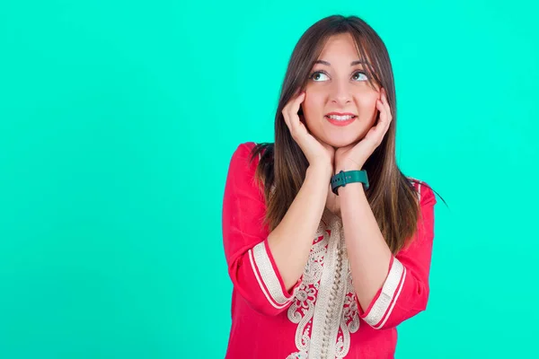 Mujer Inspirada Joven Hermosa Mujer Marroquí Con Vestido Caftán Tradicional —  Fotos de Stock