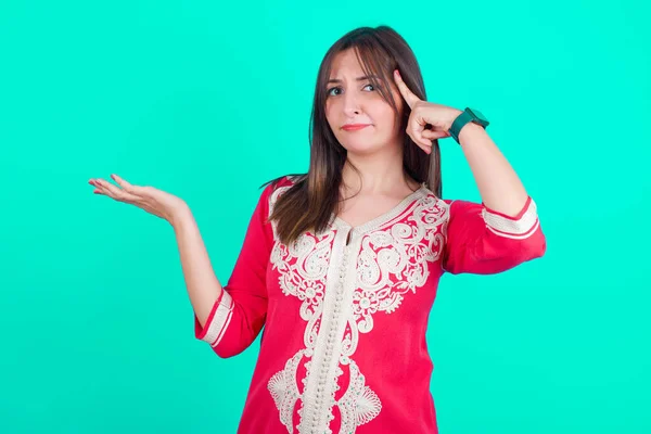 Junge Schöne Kaukasische Frau Verwirrt Und Genervt Mit Offener Handfläche — Stockfoto