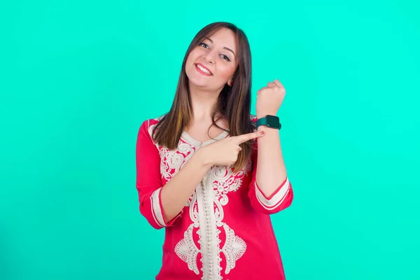 Junge Schöne Kaukasische Frau Eile Zeigt Auf Armbanduhr Ungeduld Blick — Stockfoto
