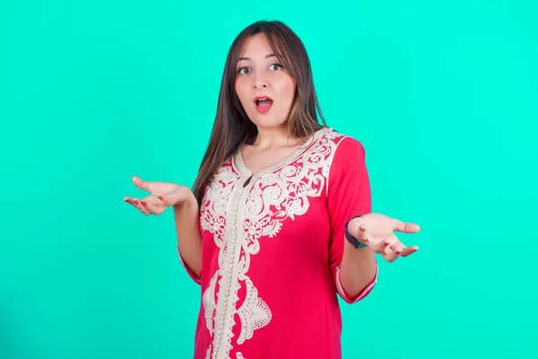 Frustrierte Junge Schöne Kaukasische Frau Fühlt Sich Verwirrt Und Zögerlich — Stockfoto