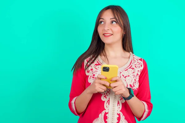 Genç Güzel Beyaz Bir Kadın Elinde Akıllı Bir Telefon Tutuyor — Stok fotoğraf