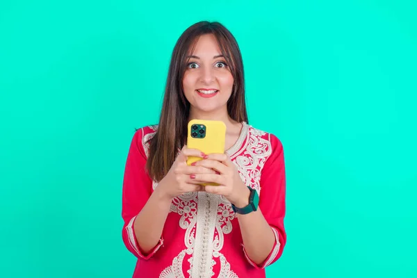 Heyecanlı Güzel Beyaz Bir Kadın Elinde Akıllı Bir Telefon Tutuyor — Stok fotoğraf