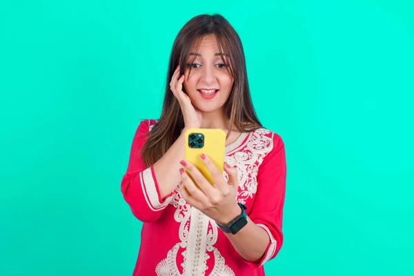 Giovane Bella Donna Caucasica Tenendo Mano Smartphone Sms Lettura Utilizzando — Foto Stock