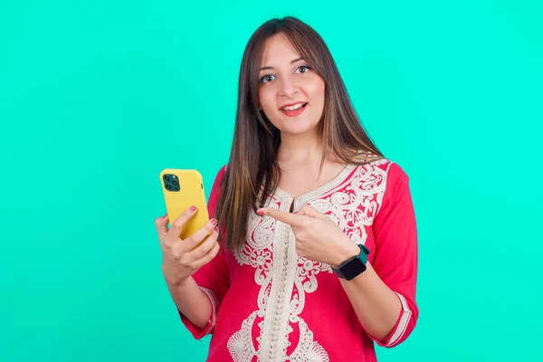Joven Hermosa Mujer Caucásica Cogida Mano Mostrando Nuevo Teléfono Inteligente — Foto de Stock