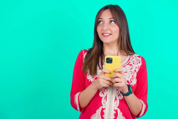 Joven Hermosa Mujer Caucásica Cogida Mano Mostrando Nuevo Teléfono Inteligente —  Fotos de Stock