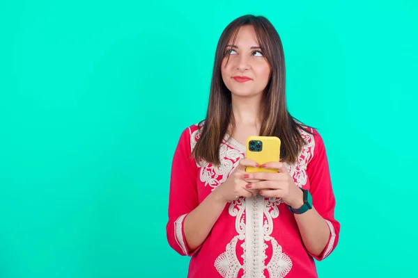 Joven Hermosa Mujer Caucásica Sosteniendo Teléfono Las Manos Leyendo Buenas — Foto de Stock