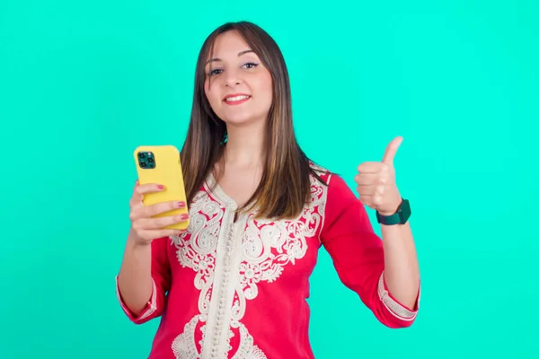 Retrato Una Joven Hermosa Mujer Caucásica Usando Teléfono Inteligente Con — Foto de Stock