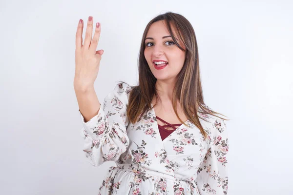 Mulher Vestindo Vestido Floral Sobre Fundo Branco Sorrindo Olhando Amigável — Fotografia de Stock