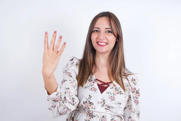 Donna Che Indossa Abito Floreale Sfondo Bianco Sorridente Guardando Amichevole — Foto Stock