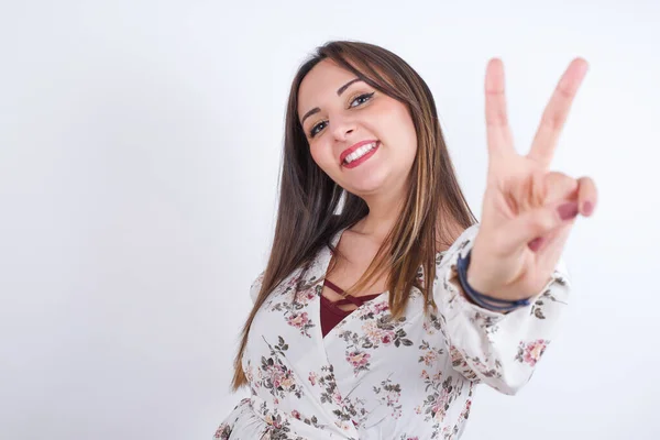 Mulher Vestindo Vestido Floral Sobre Fundo Branco Direciona Dedos Para — Fotografia de Stock