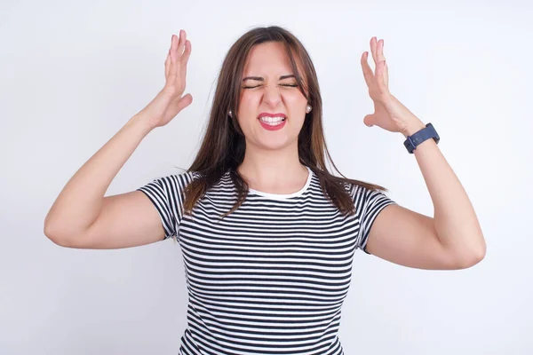 Jonge Arabische Vrouw Draagt Gestreepte Shirt Witte Achtergrond Gaat Gek — Stockfoto