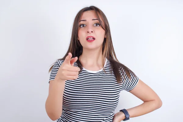 Chockad Ung Arabisk Kvinna Bär Randig Shirt Över Vita Bakgrundspunkter — Stockfoto