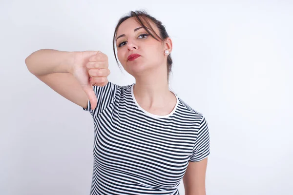 Ung Arabisk Kvinna Bär Randig Shirt Över Vit Bakgrund Ser — Stockfoto