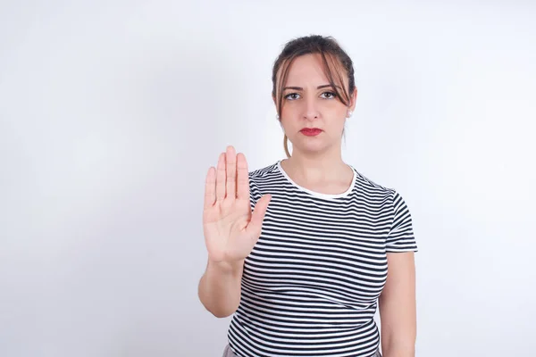 Joven Mujer Árabe Vistiendo Camiseta Rayas Sobre Fondo Blanco Muestra —  Fotos de Stock