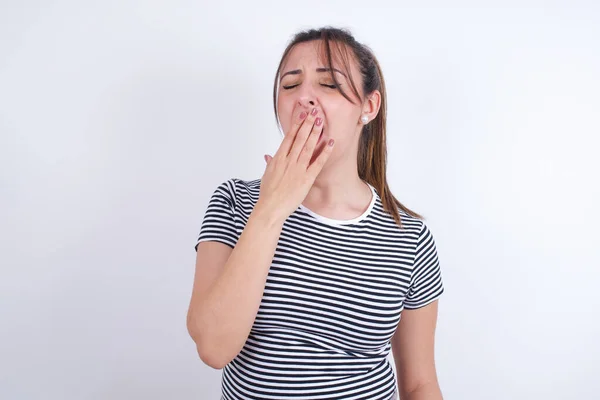 Jonge Arabische Vrouw Draagt Gestreept Shirt Witte Achtergrond Geeuwt Met — Stockfoto