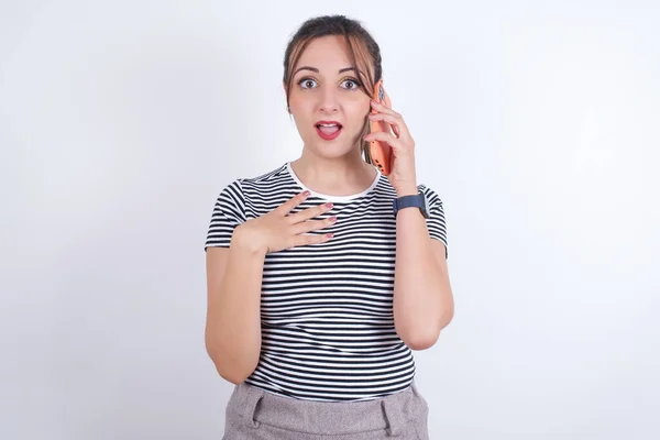 Lachende Jonge Mooie Blanke Vrouw Draagt Shirt Gesprekken Smartphonee Geniet — Stockfoto