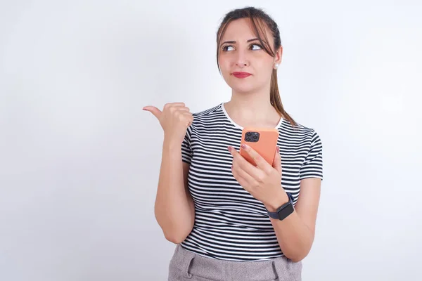 Jong Mooi Blank Vrouw Dragen Shirt Wijst Duim Weg Toont — Stockfoto