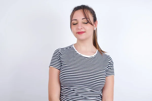 Junge Schöne Kaukasische Frau Trägt Shirt Schön Aussehend Süß Charmant — Stockfoto