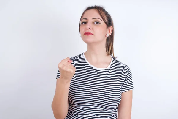 Jovem Bela Mulher Caucasiana Vestindo Shirt Mostra Punho Tem Irritado — Fotografia de Stock