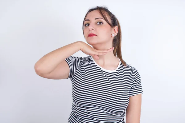 Jonge Mooie Blanke Vrouw Dragen Shirt Snijden Keel Met Hand — Stockfoto