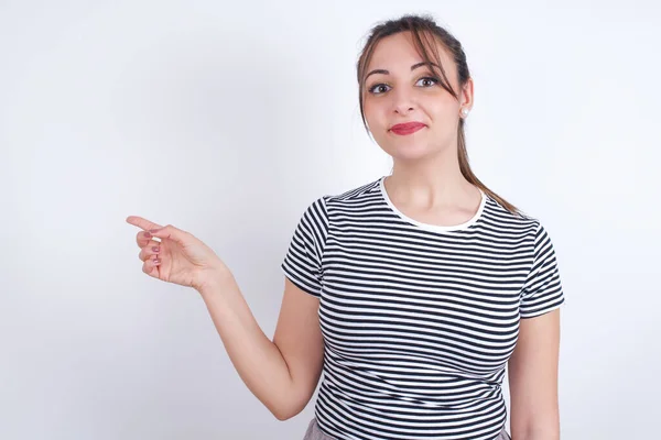 Positiv Ung Vacker Kaukasiska Kvinna Bär Shirt Med Nöjda Uttryck — Stockfoto