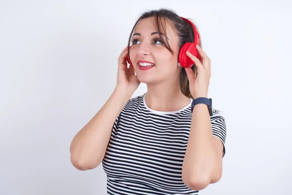 Tişört Giyen Beyaz Bir Kadın Stereo Kulaklık Takıyor Müzik Dinliyor — Stok fotoğraf