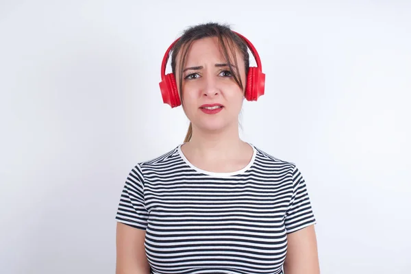 Ernstig Ontevreden Jonge Mooie Blanke Vrouw Draagt Shirt Kijkt Verbaasd — Stockfoto