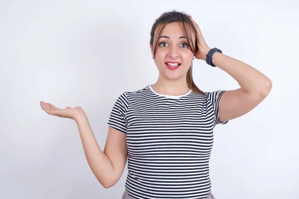 Chocado Surpreso Surpreso Jovem Bela Mulher Caucasiana Vestindo Shirt Segurando — Fotografia de Stock