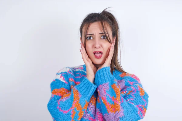 Mujer Árabe Joven Disgustada Usando Suéter Punto Colorido Sobre Fondo — Foto de Stock