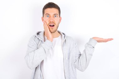 Beyaz arka plan üzerine gündelik kıyafetler giyen genç beyaz adamın 